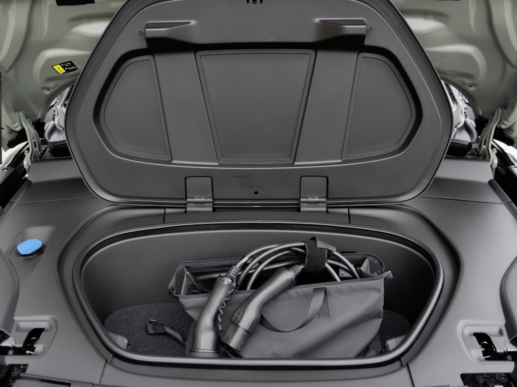 Blick in geöffneten Kofferraum vom Volvo mit Ladekabel