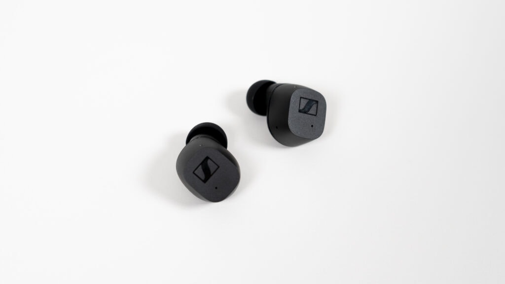 Die glatte Oberfläche der Sennheiser CX True Wireless ist berührungsempfindlich und steuert die Ohrhörer.