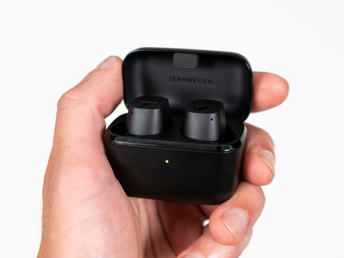 Sennheiser CX True Wireless in einer Hand.