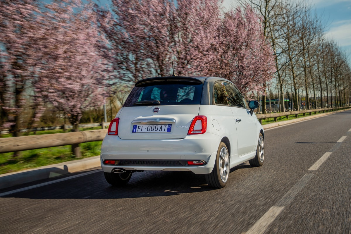 Fiat Sondermodell von hinten während der Fährt