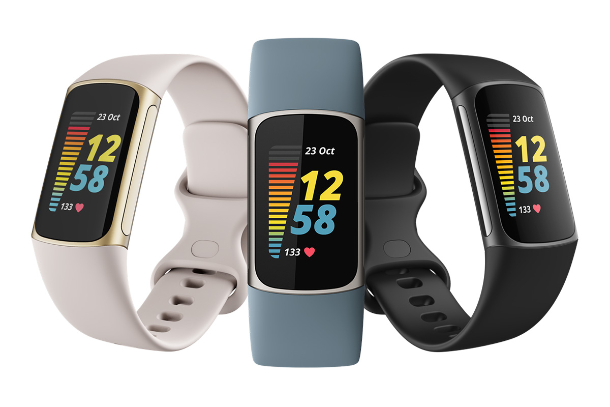 DIe Fitbit Charge 5 in beige, blau und schwarz.