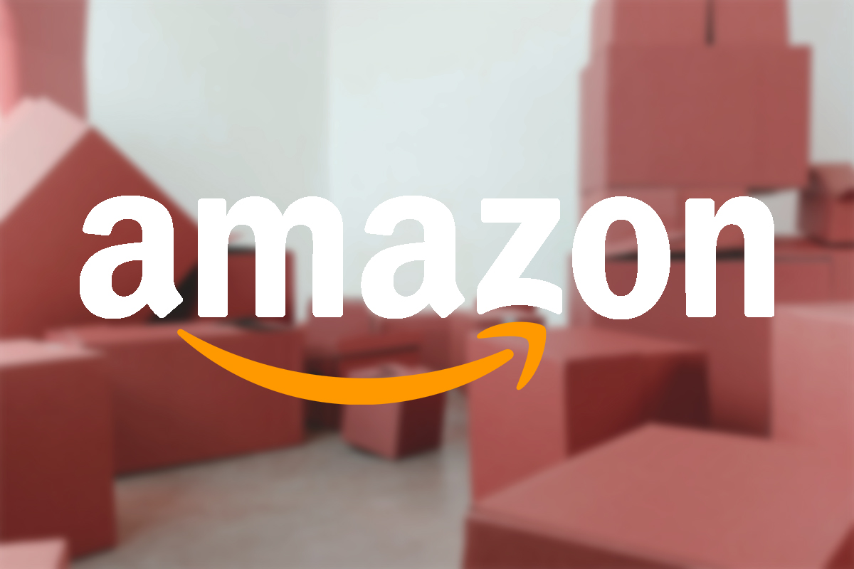 Amazon-Logo vor Paketen