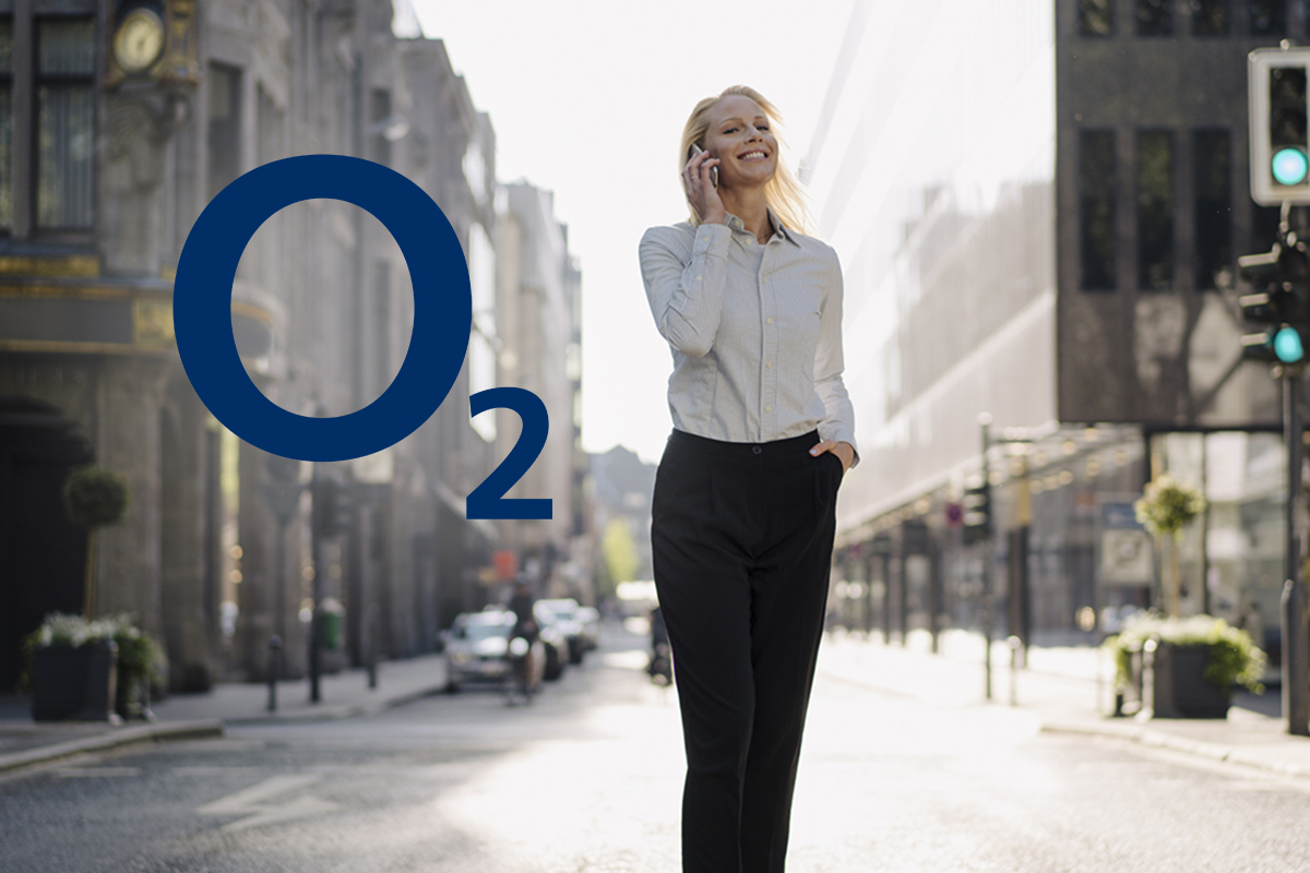 Business Frau telefonierend auf offener, heller Straße, daneben das Logo von o2