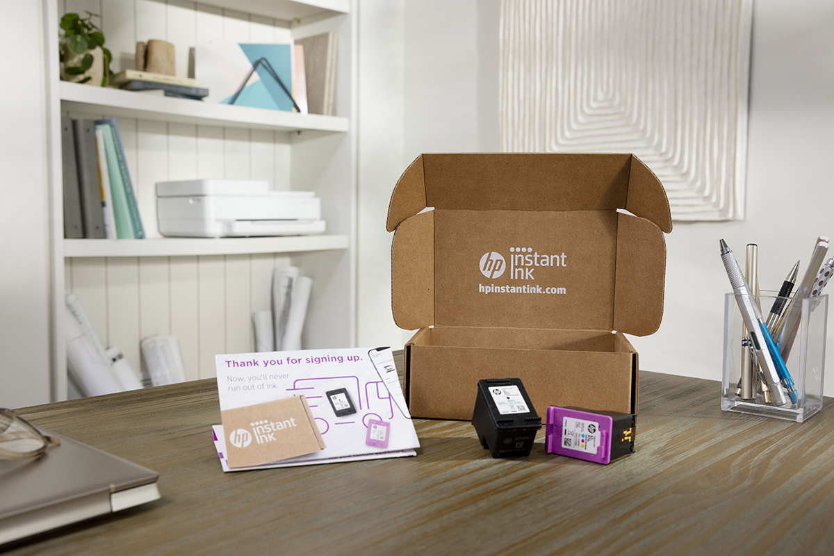 HP Instant Ink Versandpaket mit Tintenpatronen