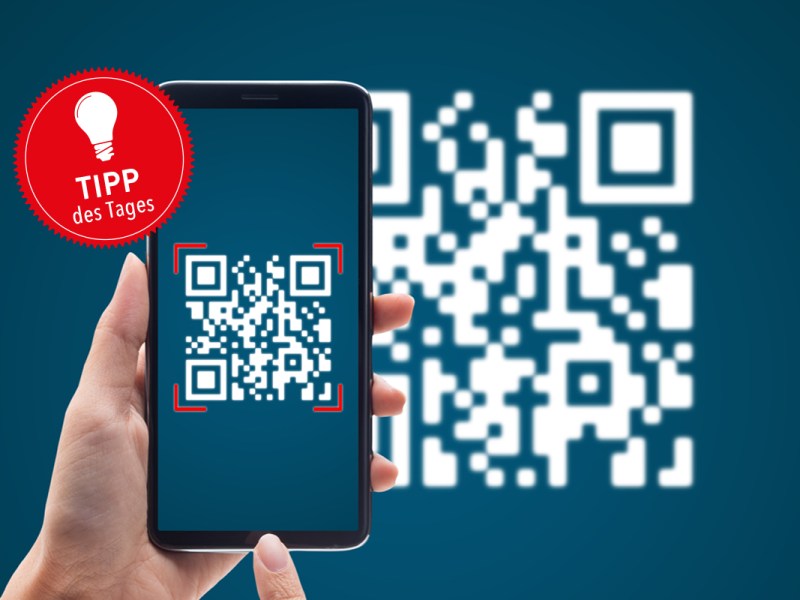 Ein Smartphone scannt einen QR-Code