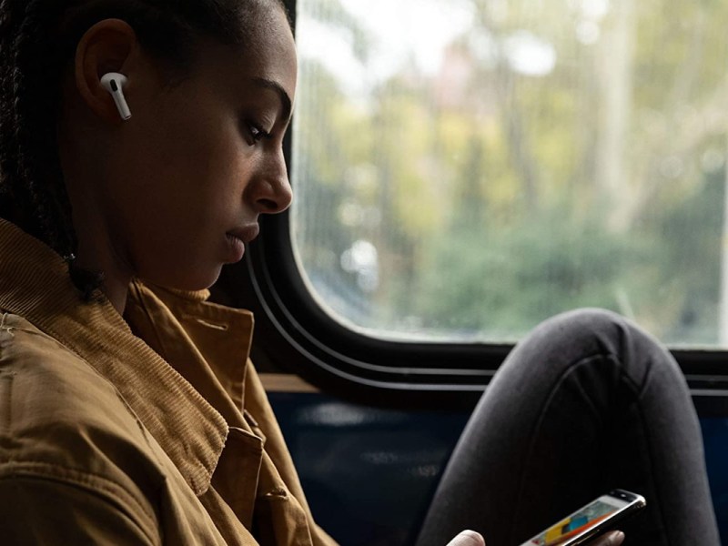 Frau mit AirPods Pro