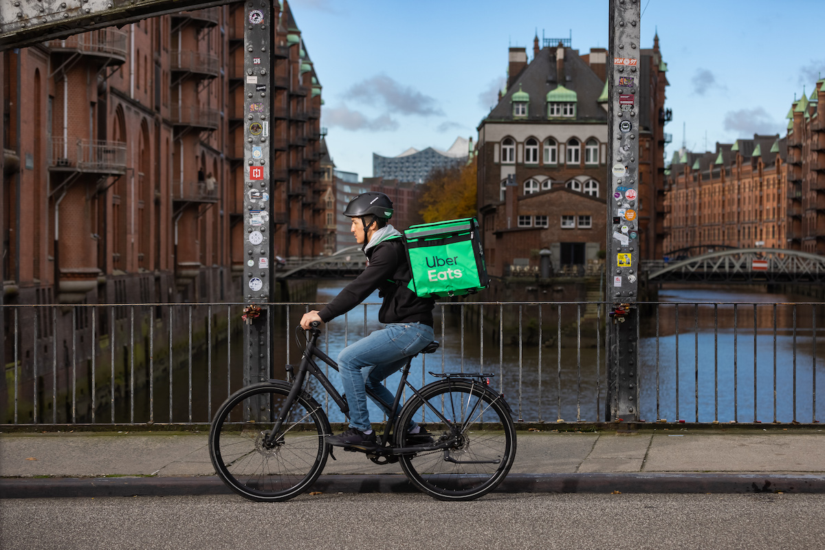 Ein Mann auf einem Fahrrad