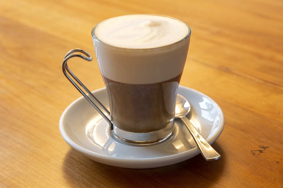 Cappuccino in Becher mit flachem Schaum