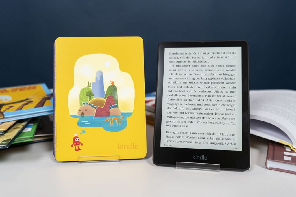 Kindle aufgeklappt mit Text neben Kindle in bunter Schutzhülle