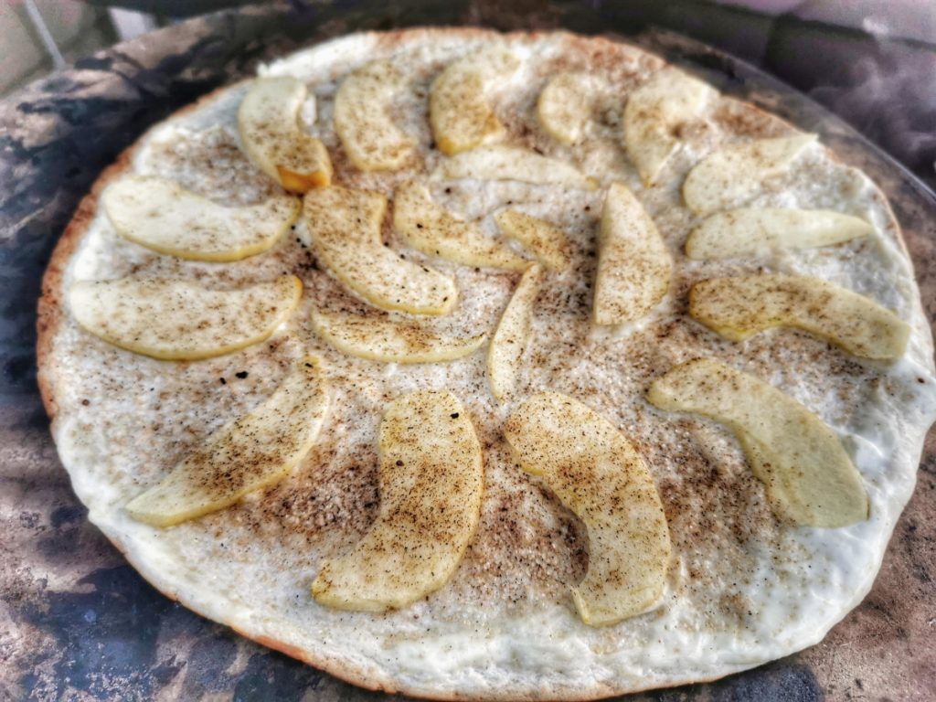 Roher Flammkuchen mit Apfelscheiben