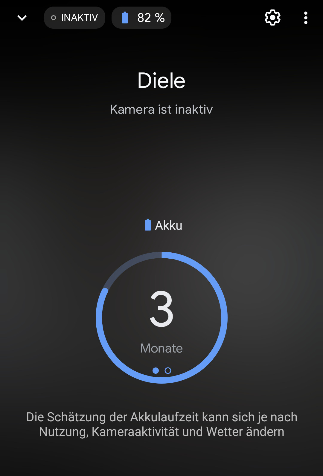 Screenshot Smartphone mit geöffneter Home-App; schwarzer Hintergrund mit blauem Kreis als Akkuanzeige