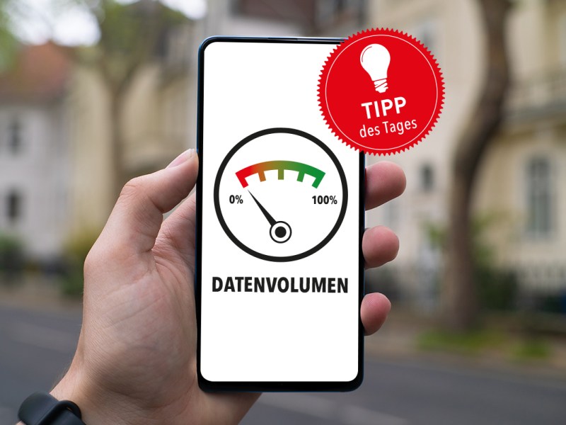 Smartphone in der Hand mit verbrauchtem Datenvolumen auf dem Display