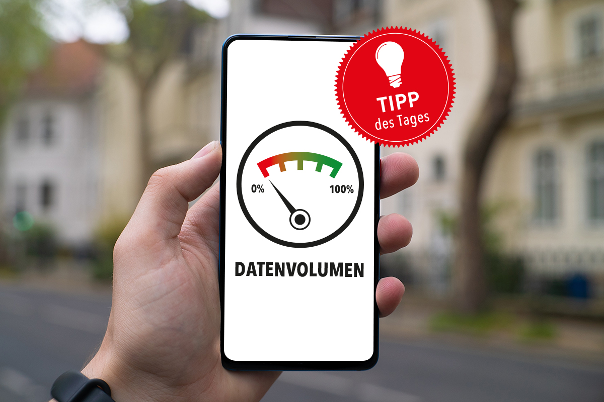 Smartphone in der Hand mit verbrauchtem Datenvolumen auf dem Display