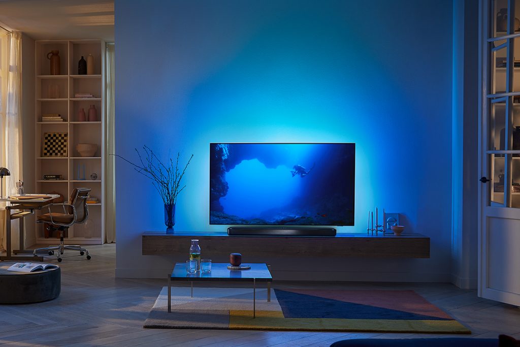 Soundbar unter einem im Wohnzimmer aufgestellten TV