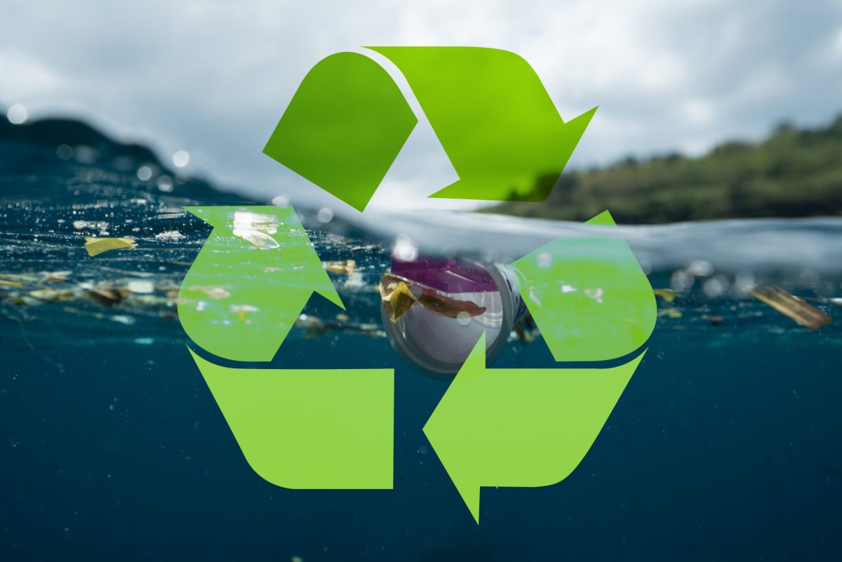 Im Meer treibender Plastikmüll, davor stehendes Recycling-Logo