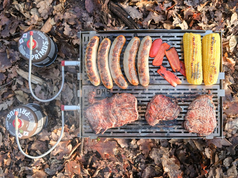 Skotti Grill Max mit Grillgut drauf