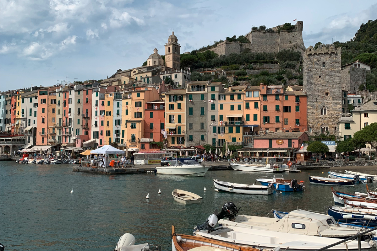 Hafen mit alter bunter Stadt und Burg im Hintergrund