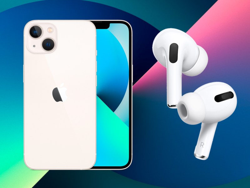 Ein Paar AirPods Pro und ein blauen iPhone 13 auf buntem Hintergrund.