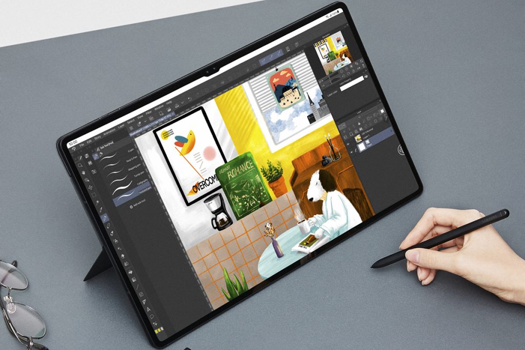 Nutzer eines Samsung-Tablets mit Bildschirmstift S-Pen in der Hand.