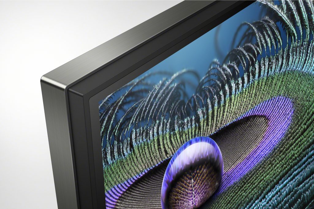 Die Detailansicht des 75-Zoll-TVs von Sony zeigt einen. hochwertig verarbeiteten Rahmen der den Bildschirm des Geräts umfasst.