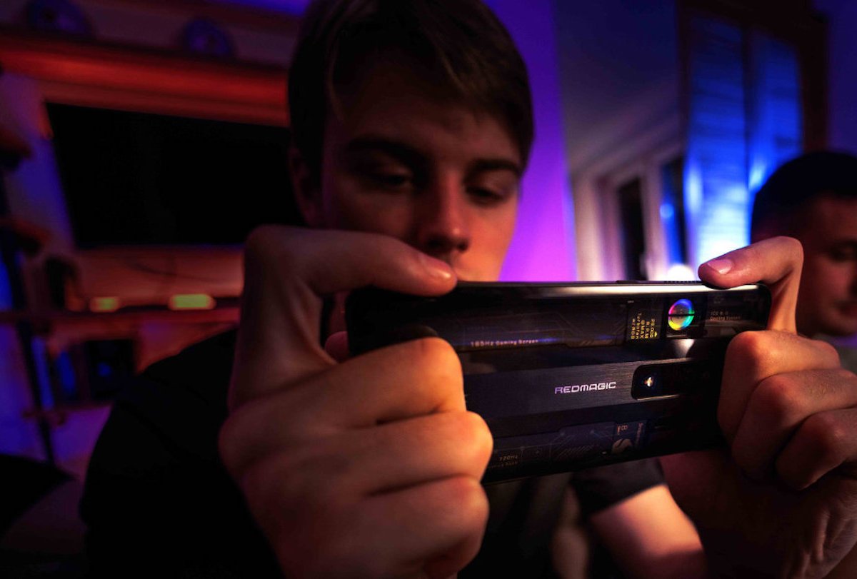 Ein Jugendlicher hält das Modell Supernova aus der Reihe RedMagic 7 des Smartphone-Herstellers Nubia in den Händen