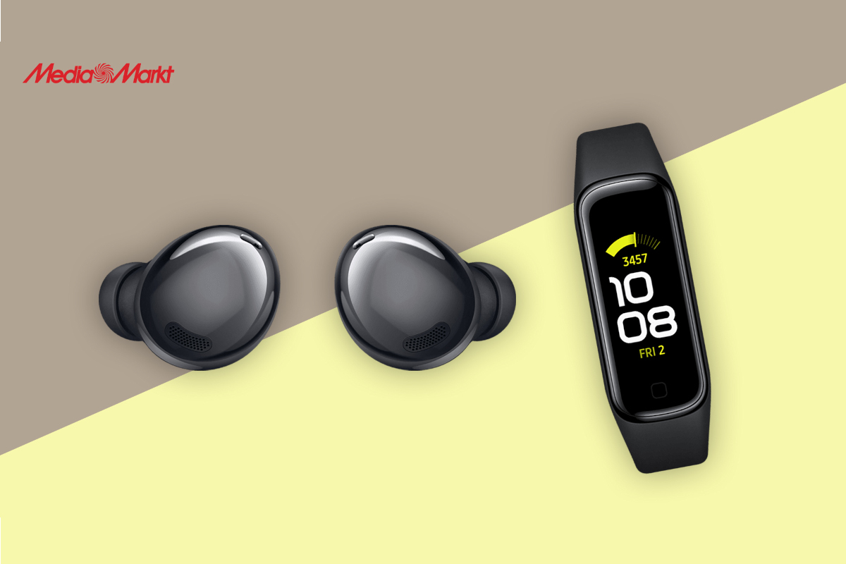 Samsung-Bundle: Schwarze InEar-Kopfhörer und schwarzer Fitnesstracker nebeneinander von vorne auf gelb braunem Hintergrund mit Media Markt Logo oben links