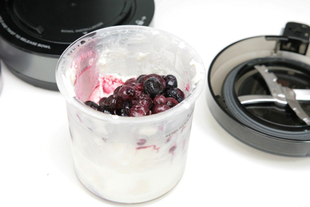 Behälter mit Milch und Blaubeeren