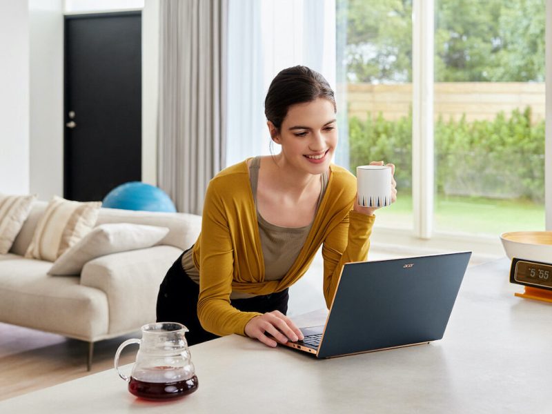 Eine Frau arbeitet an einem Laptop