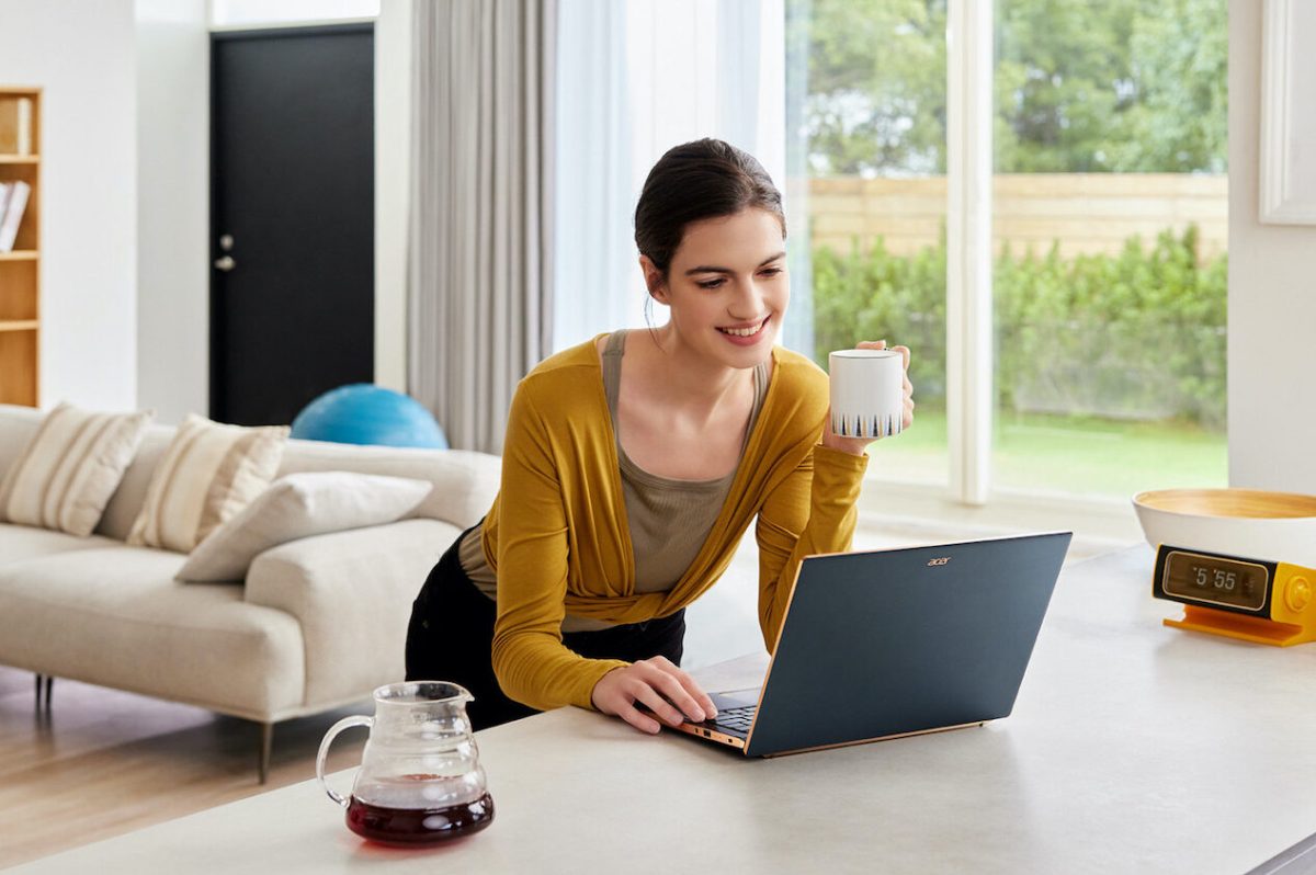 Eine Frau arbeitet an einem Laptop