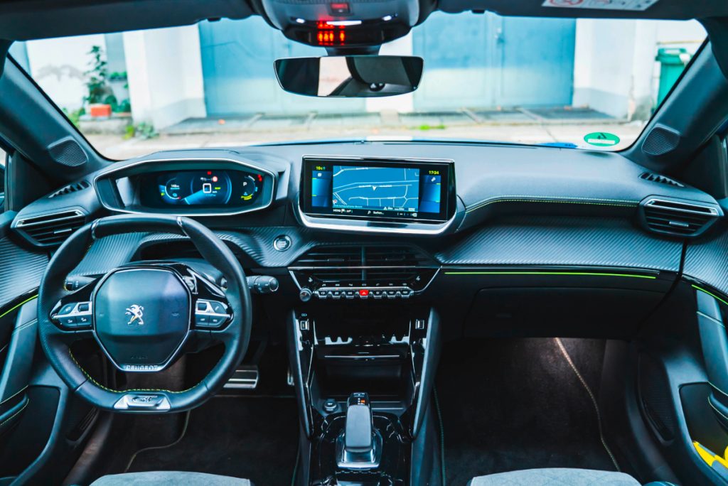 Blick von Rückbank ins Cockpit vom Peugeot e-208