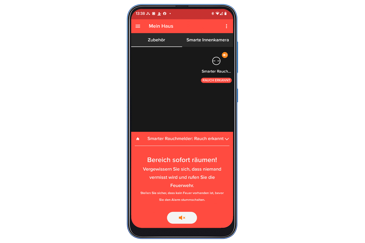 Smartphone mit geöffneter App und Rauchwarnung