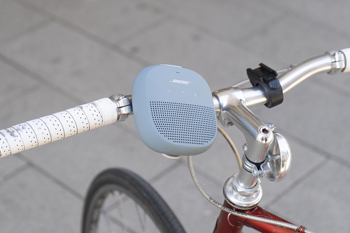 Der Bose SoundLink Micro an einem Fahrradlenker.