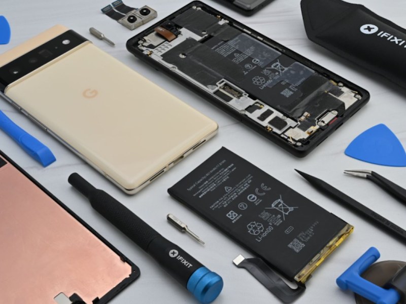 Ein Smartphone mit Werkzeug daneben