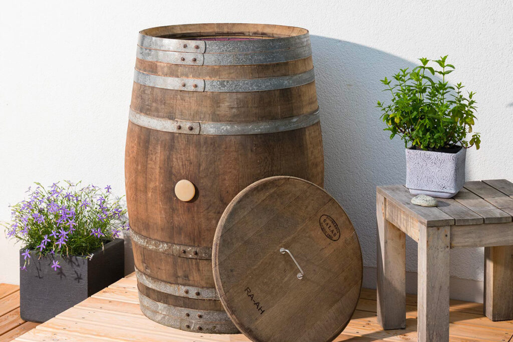 Holzregentonne auf Terrasse