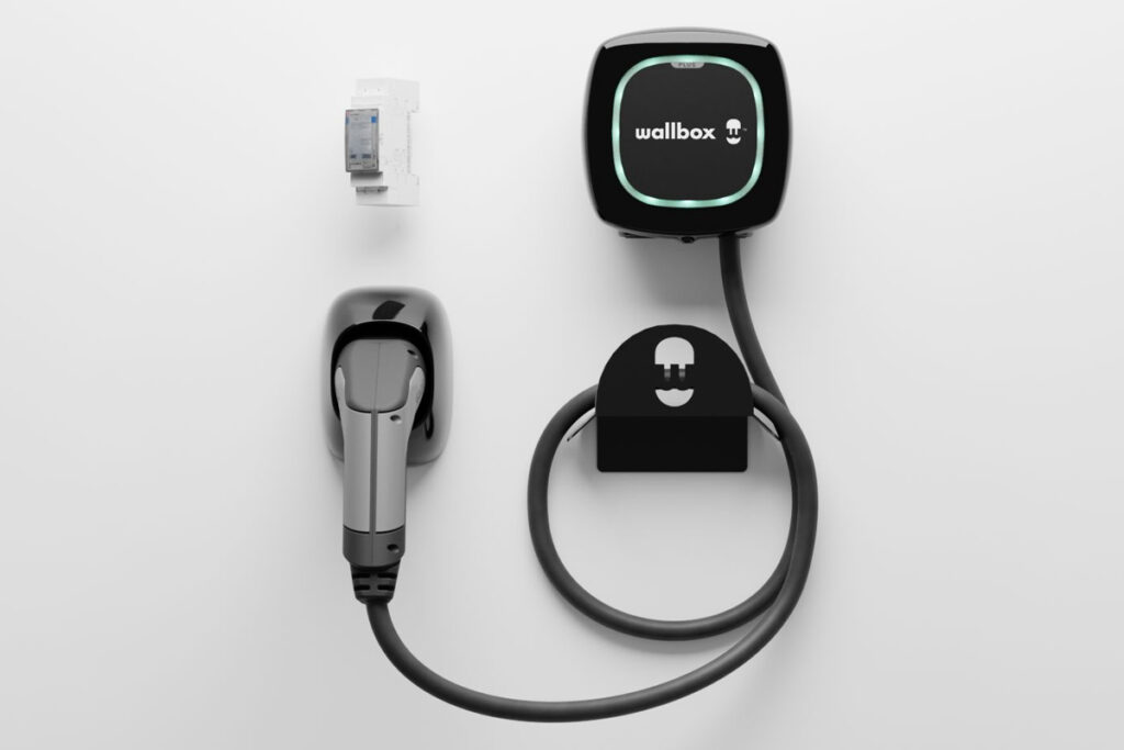 Wallbox mit Ladekabel für E-Auto.