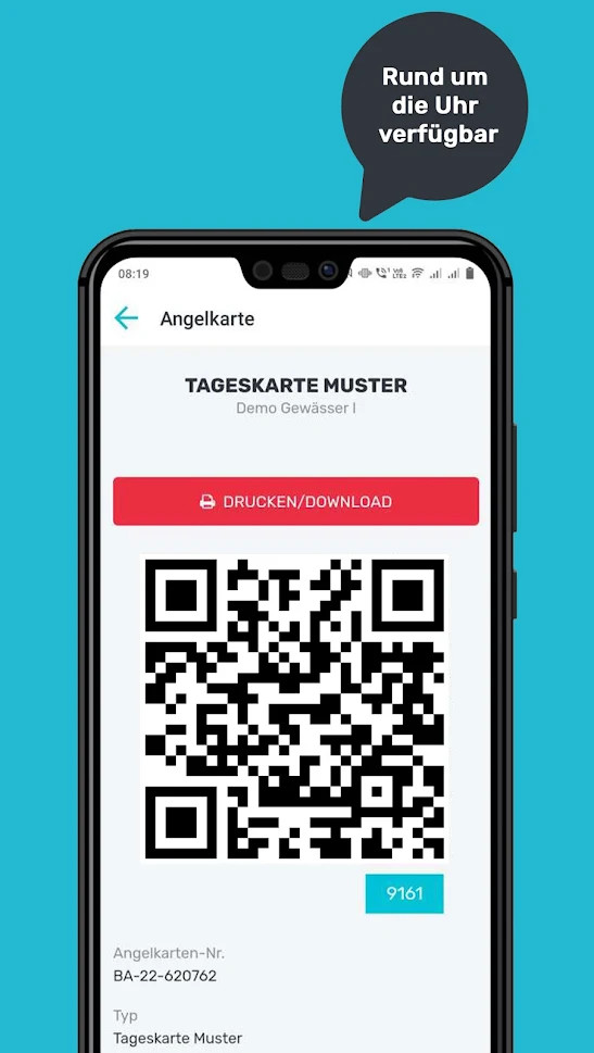 Schwarzes Smartphone zeigt QR Code auf türkisem Hintergrund