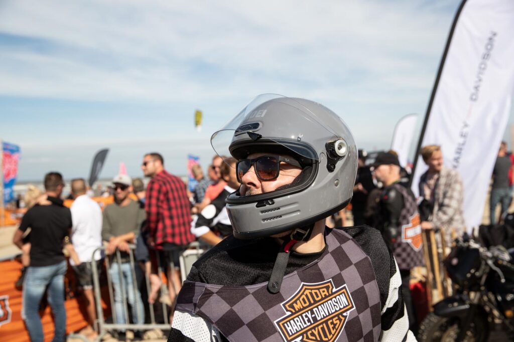 Mann mit Motorradhelm auf einem Motorradfestival.