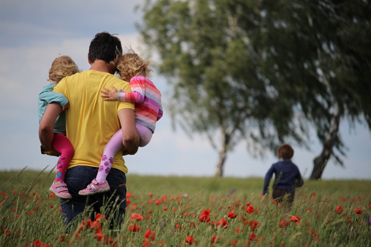 Vatertag 2022: Vater mit Kindern