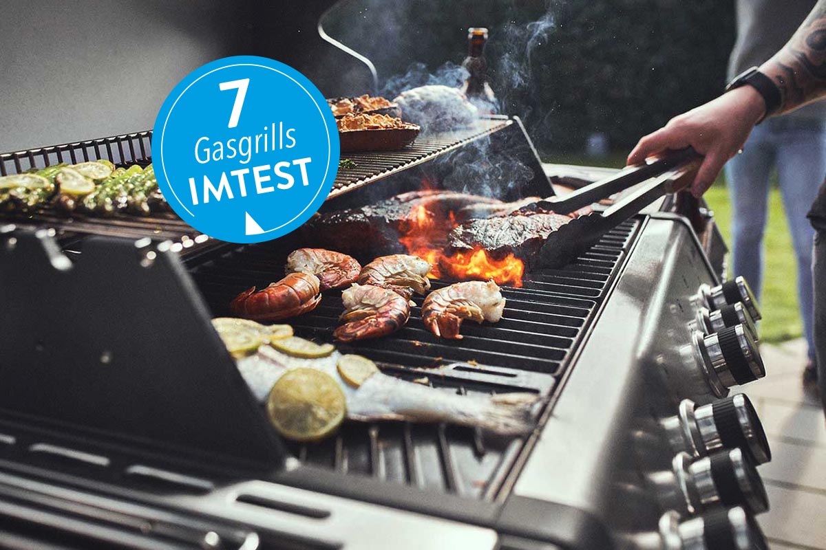 Burnhard Gasgrill in Betribe mit verschiedenem Fleisch, blauer Sticker mit Gasgrills imtest