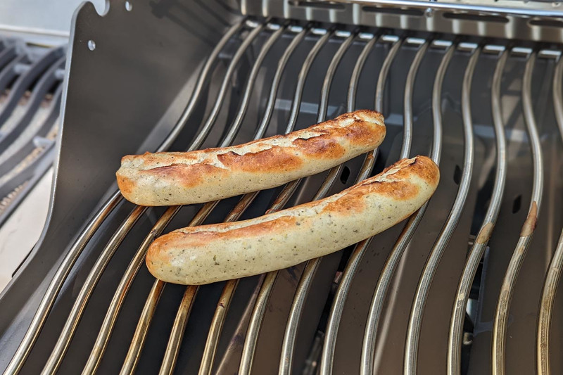 Gegrillte Bratwurst auf Grillrost