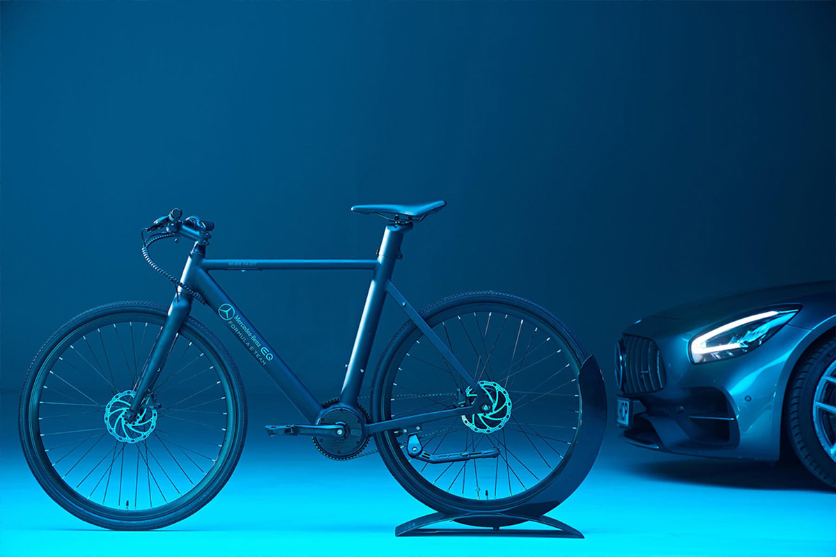 E-bike neben Auto