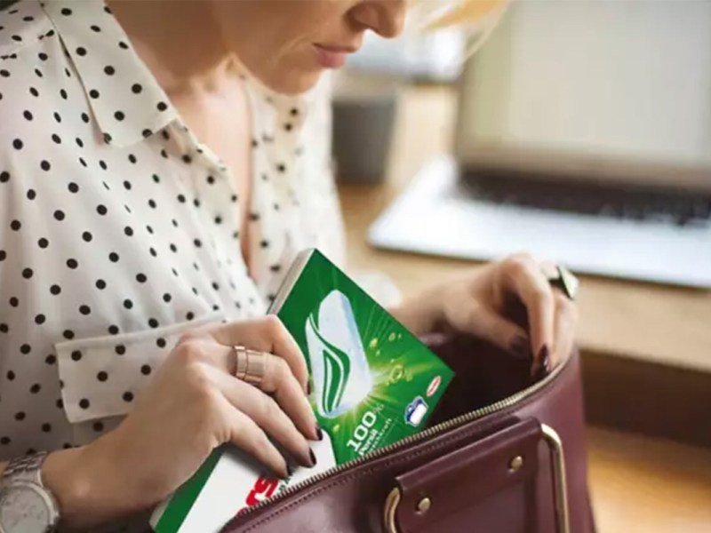 Eine Frau nimmt eine Packung der neuen Persil Power Bars aus ihrer Handtasche.
