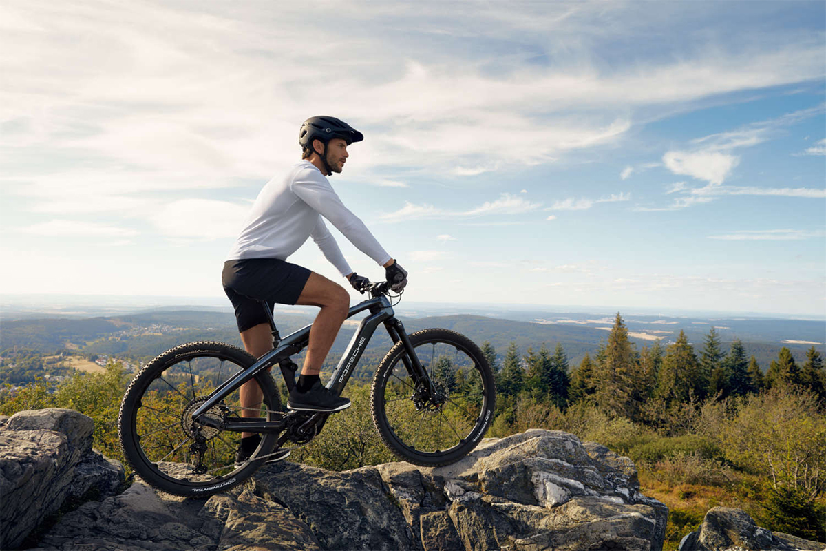 Mann auf Fahrrad vor Naturkulisse