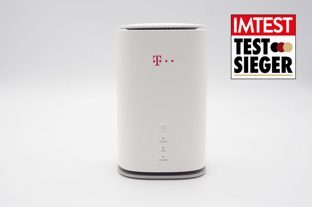 Mobiler WLAN-Router von der Telekom vor weißem Hintergrund mit Testsieger-Siegel von IMTEST.