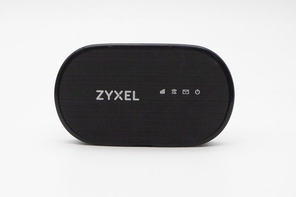 Mobiler WLAN-Router Zyxel WAH7601 vor weißem Hintergrund.