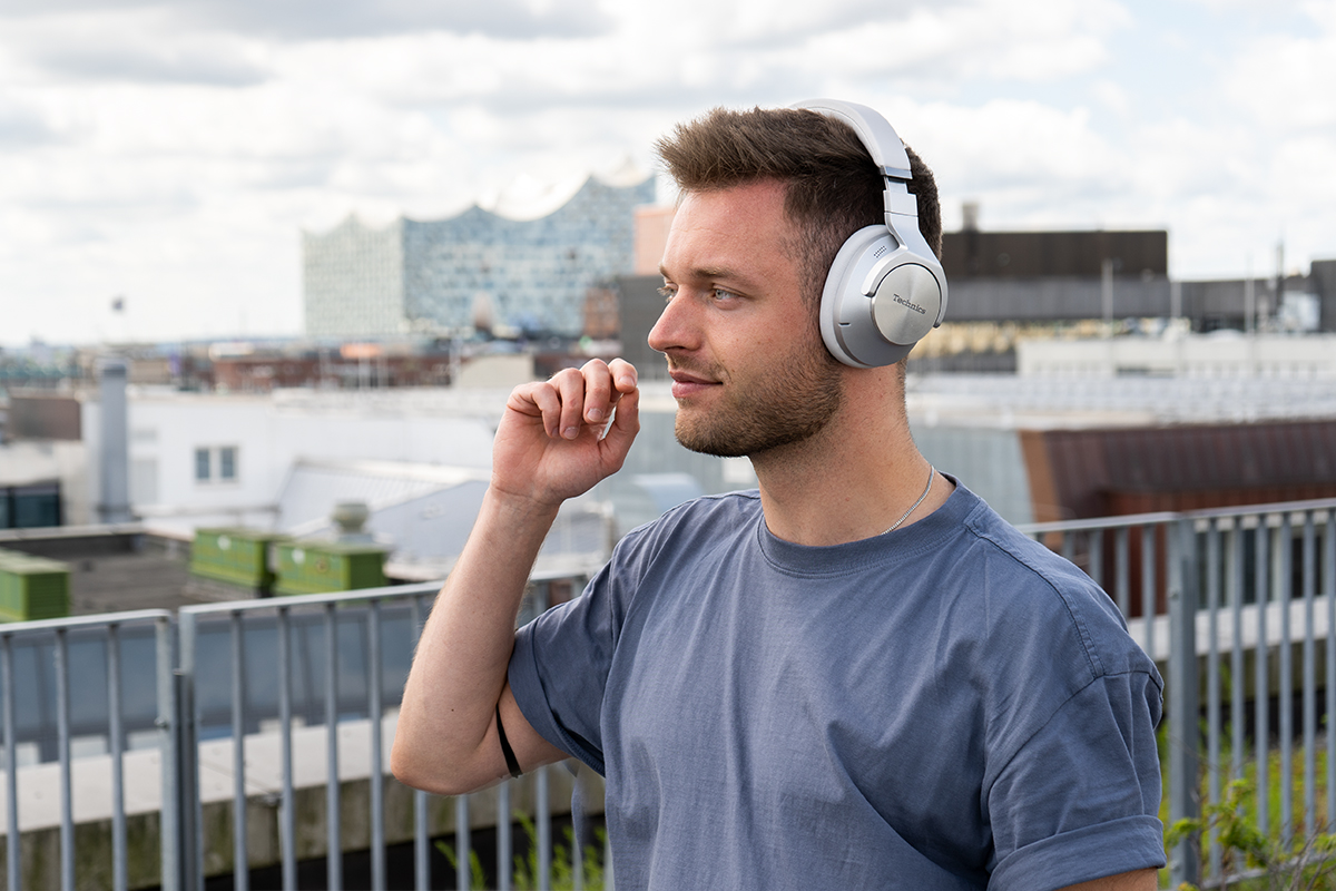 Technics EAH-A800 auf dem Dach, getragen von einem charmanten Jungredakteur.