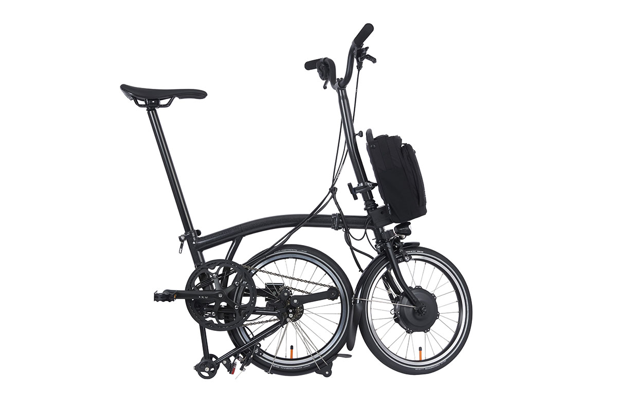 Brompton Electric P Line: Detailaufnahme des E-Faltrads während des Klappvorgangs