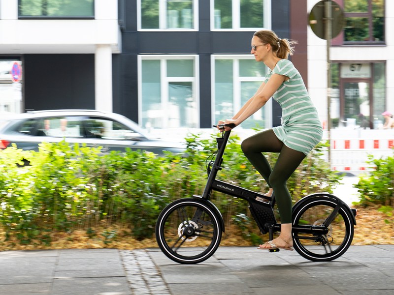 E-Faltrad von Honbike, Frau bei Praxisfahrt