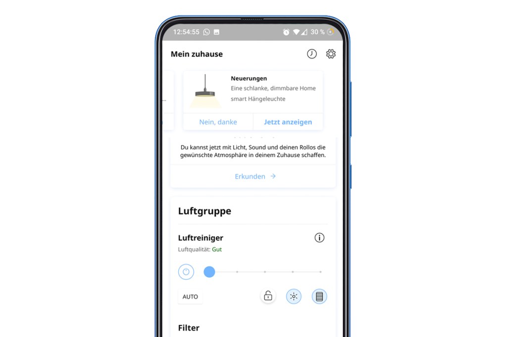 Smartphone zeigt geöffnete App für Luftreiniger