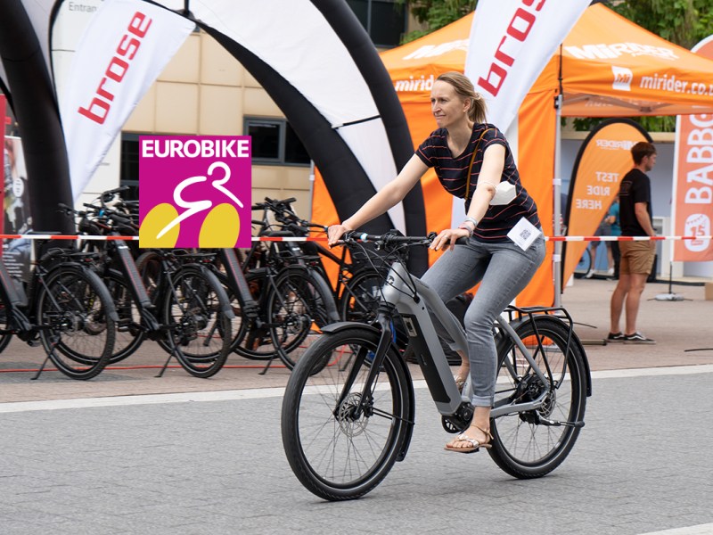 Fahrsituation: Frau auf E-Bike Skane von Tout Terrain